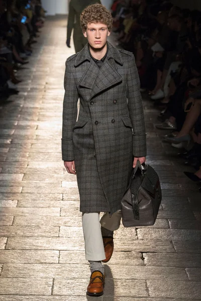 Look 16